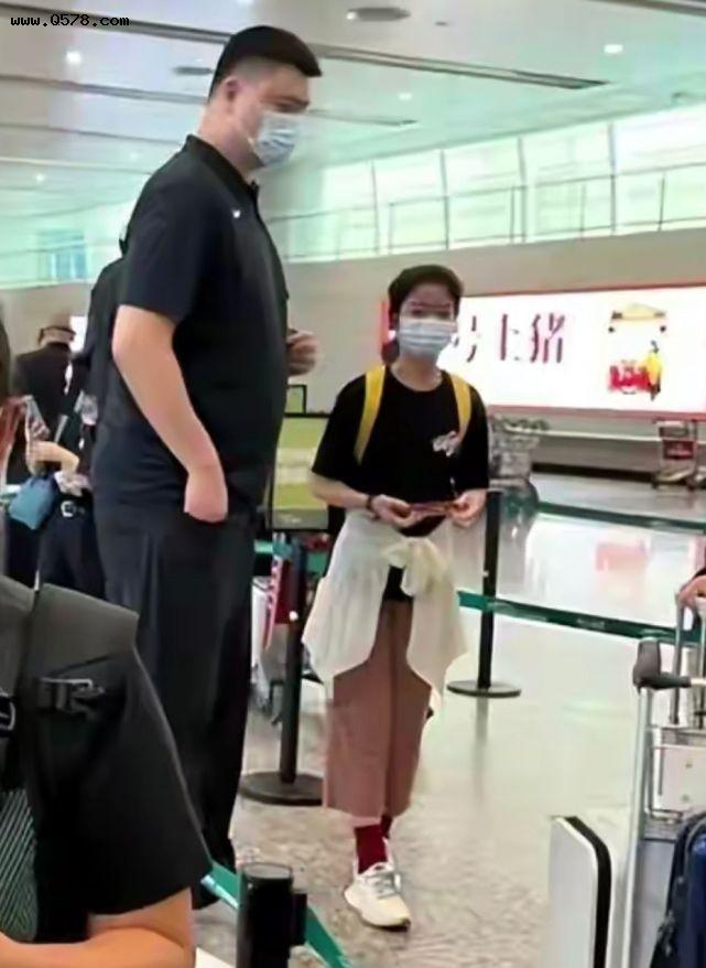 姚明带女儿一起走机场，穿搭低调朴素，12岁女儿身高逼近180cm