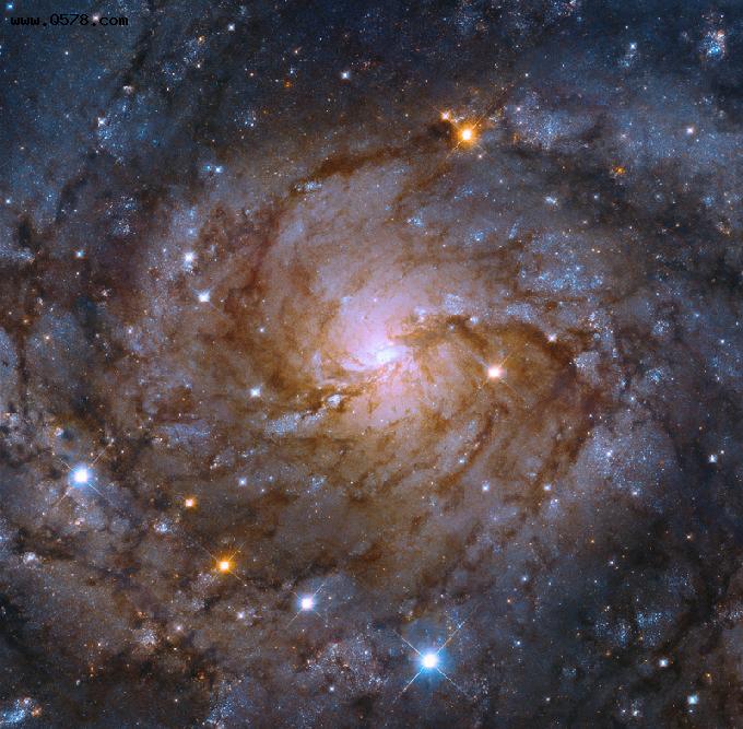 哈勃捕捉到IC 342图像：一个隐藏在我们身后的星系