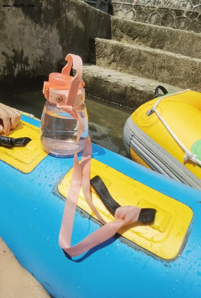 去平安峡漂流啦，带上防水透明手机套能拴牢的水杯，及时补充水分
