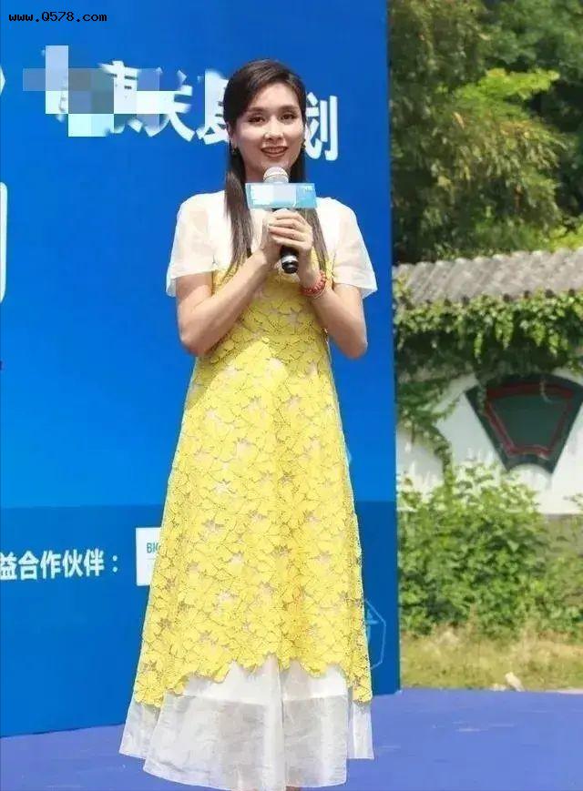 杨恭如挺会打扮，穿亮黄色蕾丝裙参加活动，年近50还很有少女感