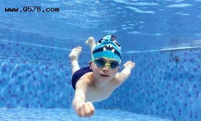 警惕！孩子游泳时出现这种迹象，说明溺水了，要尽快援救
