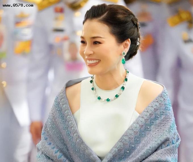 苏提达民国造型美出圈，身披绫罗绸缎惊艳，华裔王后就是雍容华贵