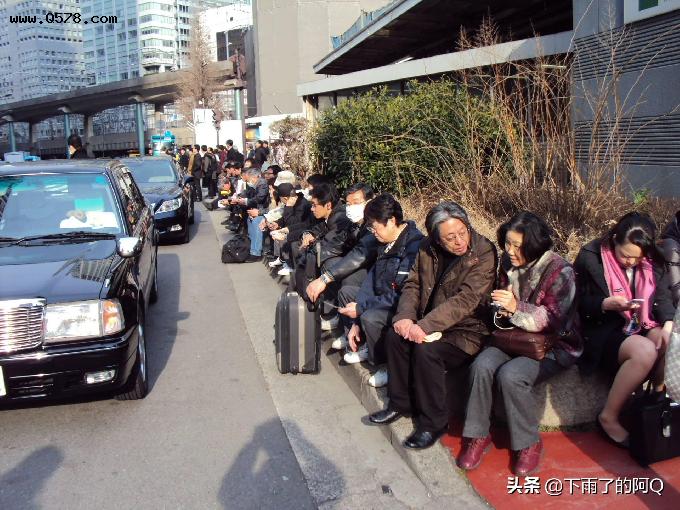 中国与日本两国街头老年人的生活状态就明白了