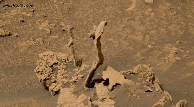 NASA“好奇号”探测器在火星上发现超现实的“尖峰”现象