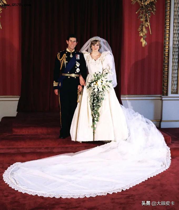 戴安娜王妃最具标志性的造型：从盛大婚纱到黑色复仇小礼服