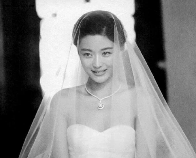 全智贤当年的“婚纱照”，真的惊艳了我很多年