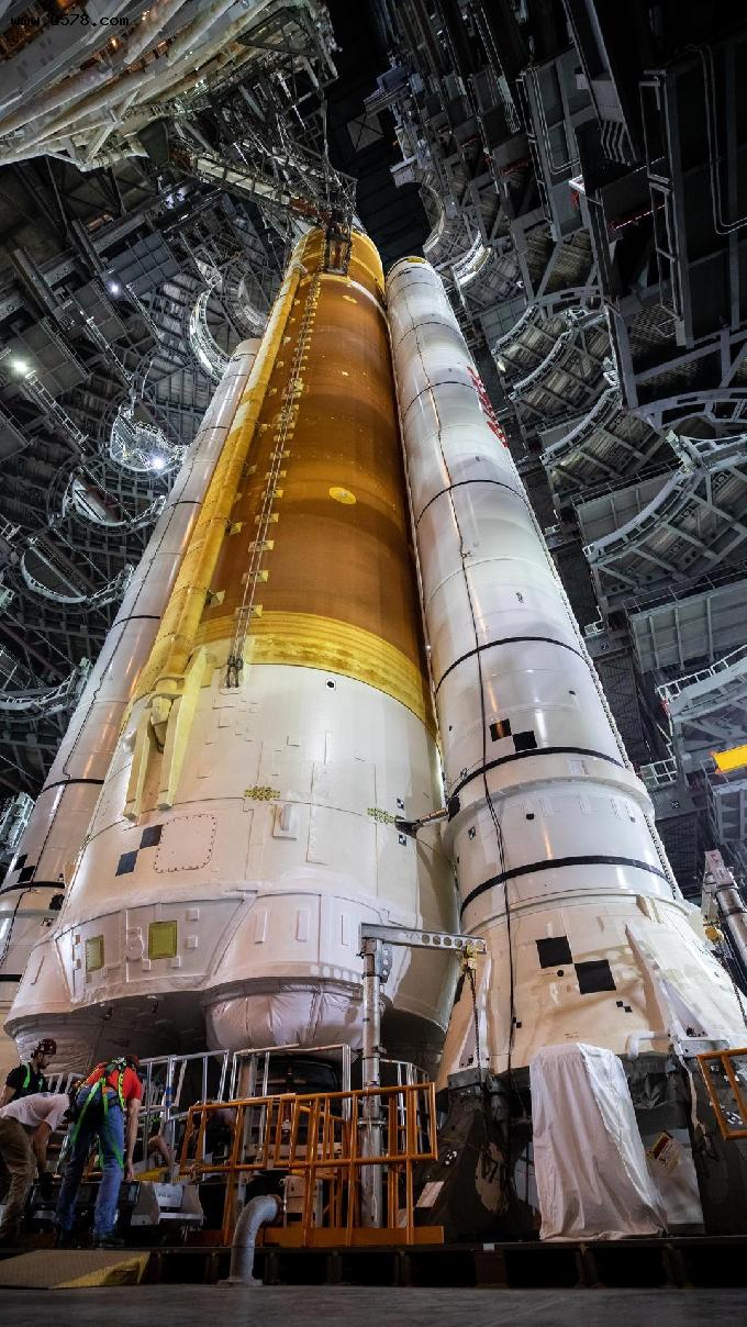 NASA Artemis I月球火箭已准备好推至发射台