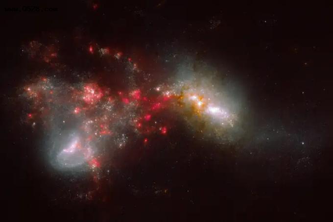 詹姆斯-韦伯望远镜新图展示了两个巨大星系撞在一起的画面