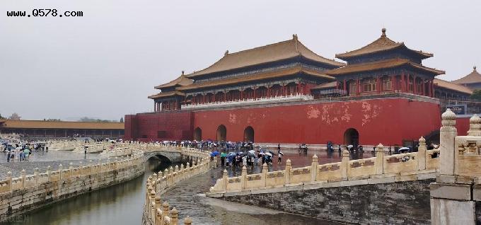 2022北京迎来第一场秋雨，然而这根本阻挡不了游客的热情