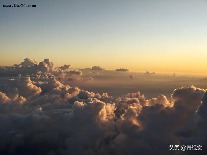 从海南博鳌飞北京途中透过舷窗看“祥云”金光闪闪