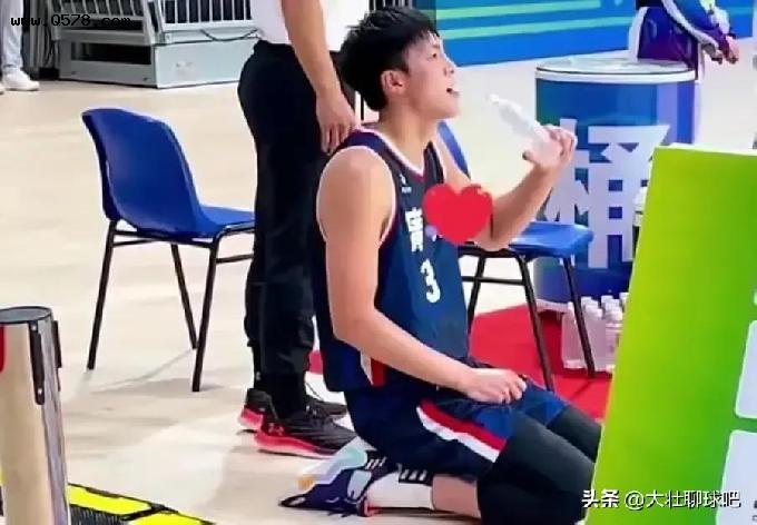 中国男篮输给大学生球队，胡明轩疑似垫脚，惹争议