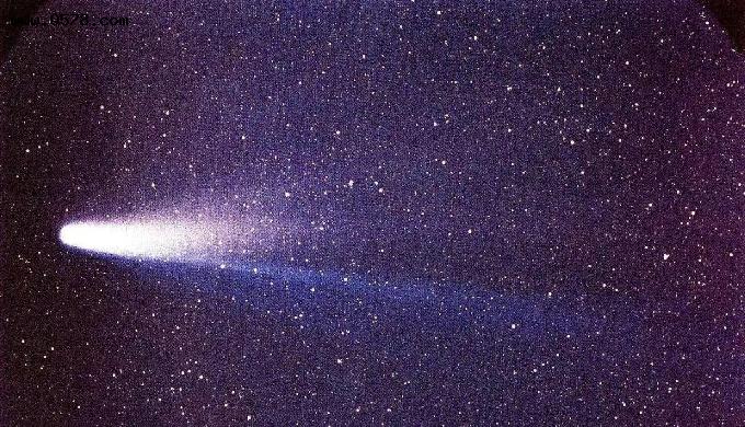 太阳系出现奇观！一颗彗星在接近太阳时出现两条尾巴，怎么回事？
