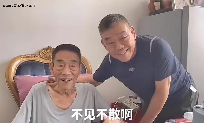 90岁杨少华近况曝光！穿着朴素坐豪车出行，骨瘦如柴走路需要搀扶