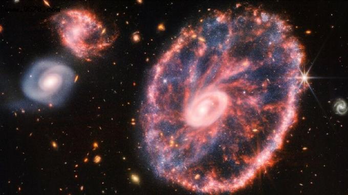 韦伯深空望远镜，传回5亿光年外车轮状星系影像