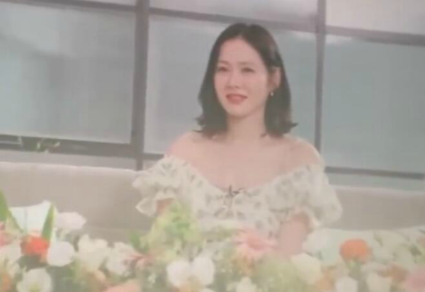 孙艺珍怀孕后活动视频曝光 对镜挥手展露甜美笑容