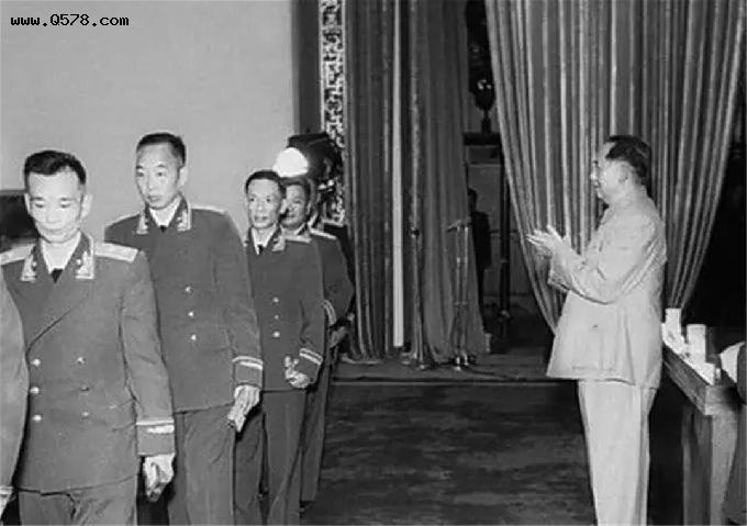 1955年全军大授衔,毛主席阅览开国上将人选名单:为何没有李克农？