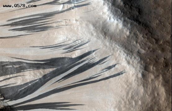 火星上的斜坡条纹，竟然是霜？