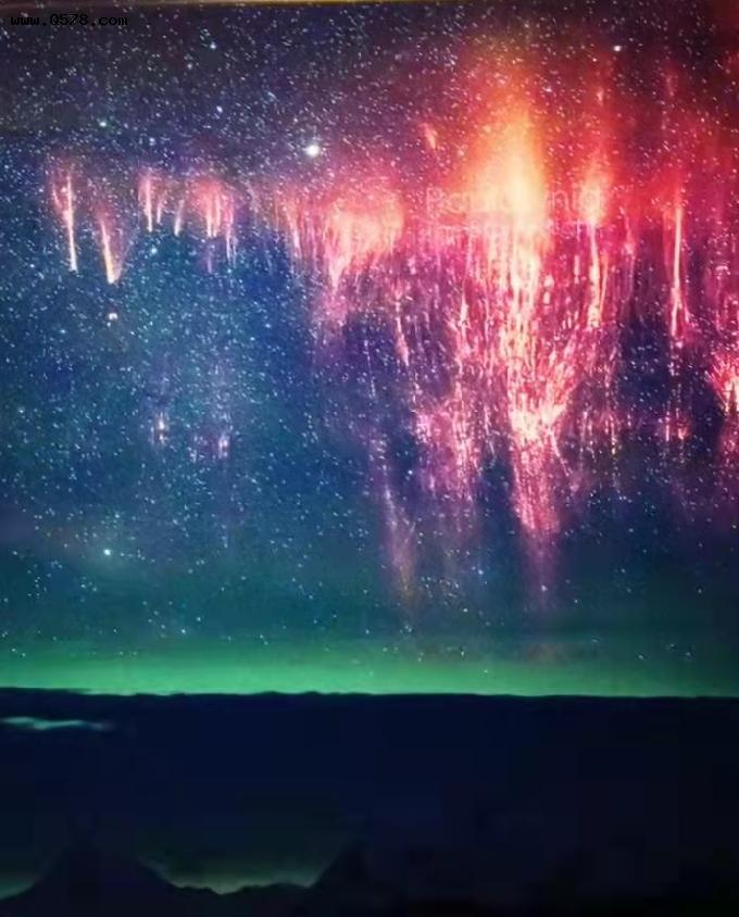喜马拉雅山脉爆发红色精灵闪电，网友：宇宙极致浪漫的烟花秀