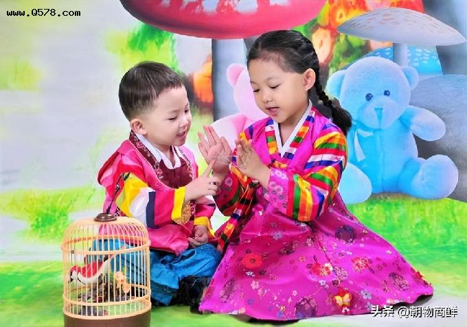 朝鲜儿童的民族传统服装-彩色袄