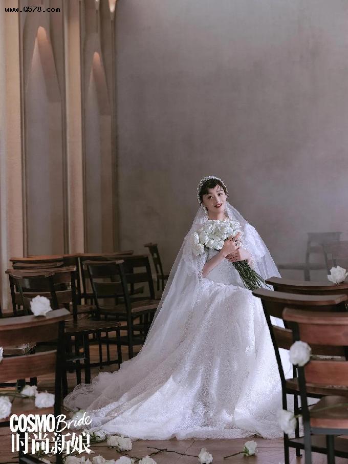 摄影师对蒋欣说：“这套白色婚纱没有那套米黄色的好看！”
