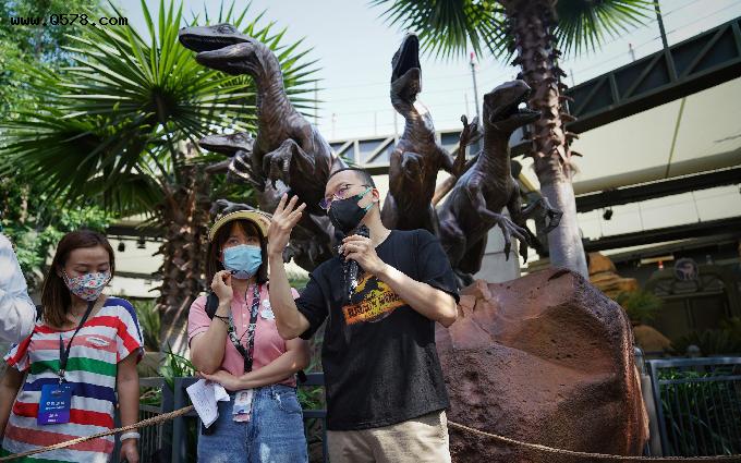 北京环球度假区推出侏罗纪世界度假套餐，与“史前恐龙”亲密互动
