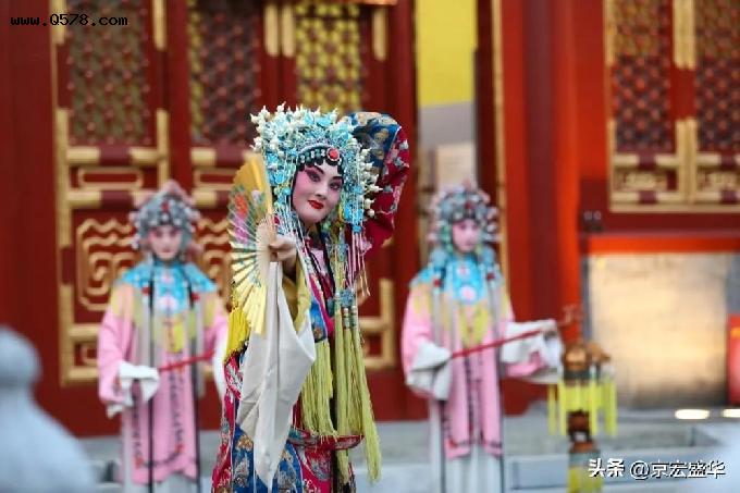 来北京最美的街道的妙应寺白塔看一次京剧吧