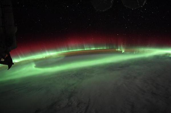 从太空上看极光是什么样的？地球如同被绿色弧状旋涡包裹
