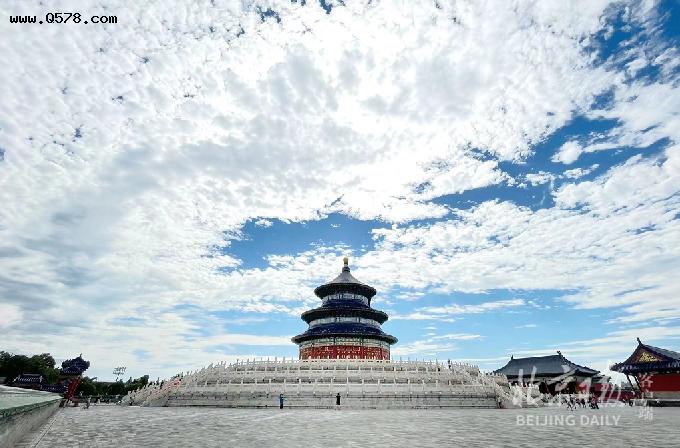 今日北京流云飞舞，市民游客走进天坛访古赏云