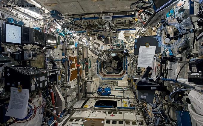 国际空间站中充满了细菌，宇航员们对此十分困扰，为何无法清除？