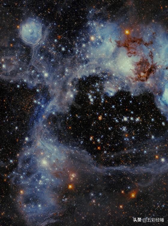 为什么这个美丽的发射状星云上有一个巨大的洞？