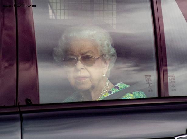 96岁英女王开启夏日假期，遍邀亲朋独缺哈里梅根，哈里新书成关键