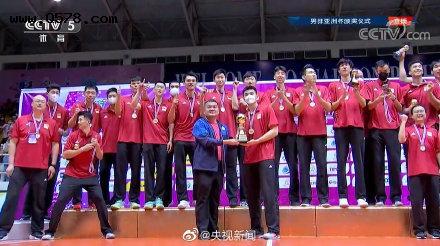中国男排站上冠军领奖台 留存，见证