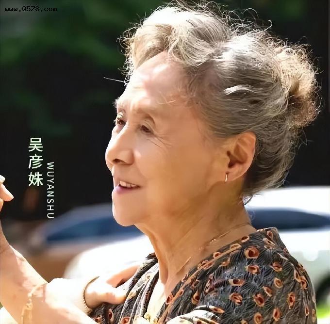 84岁吴彦姝不惧年龄，自然老去气质优雅，这才是奶奶该有的模样