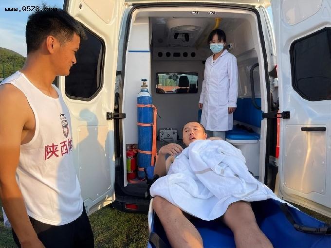足协引球员众怒！地表高温50.5℃踢比赛，中甲球员被烫得当场送医