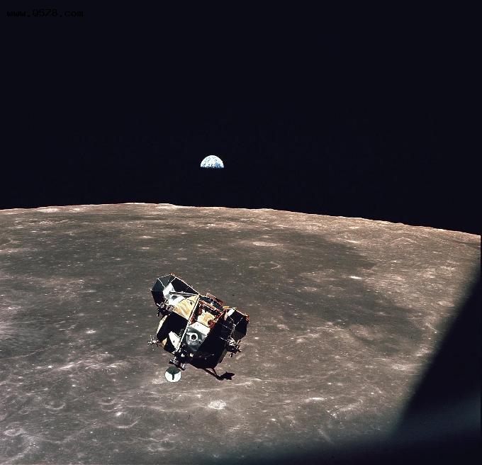 月球表面发现大量坑洞，NASA：可作为将来月球基地选址