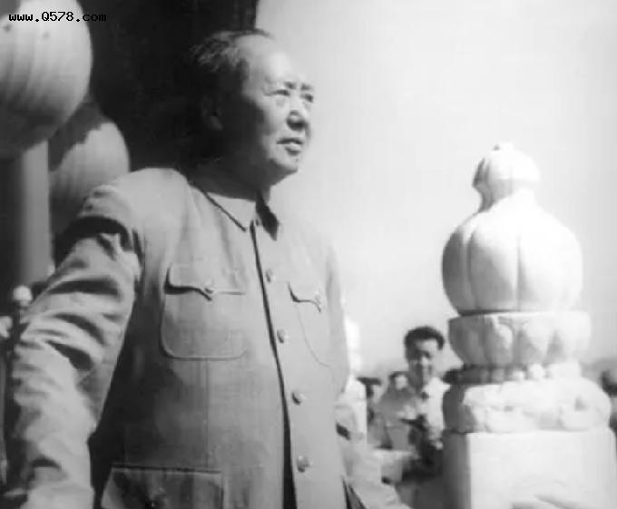1949年，齐白石送国画给毛主席却不知情，拿出画后齐白石恍然大悟