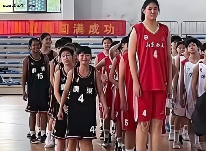 15岁2米26，中国女篮“小姚明”表现神勇，恭喜姚主席，郑薇盼到