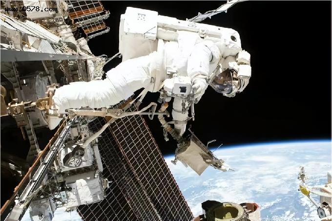 危险！NASA宇航员因舱外航天服漏水取消出舱，有宇航员险些被淹死