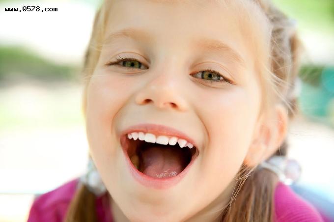 孩子满嘴“小黑牙”，不是糖果惹的祸，而是与这3个原因相关