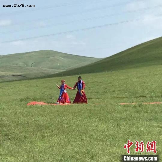 50对新人情定草原 中国北疆探索婚俗改革更多可能性