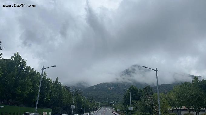 雨后初晴的泰山~云雾缭绕，犹如仙境