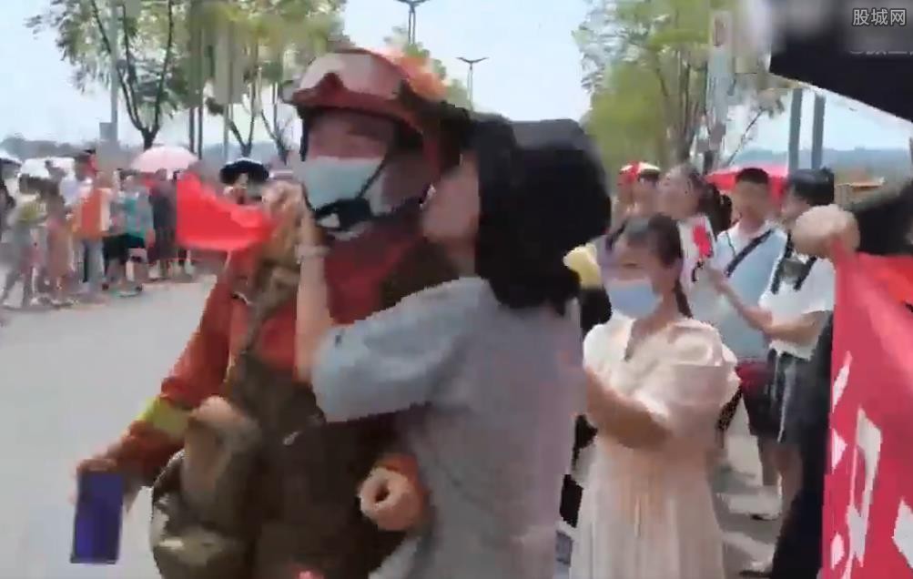 消防员撤离时被重庆妹子强吻 灭火英雄害羞了不敢看她