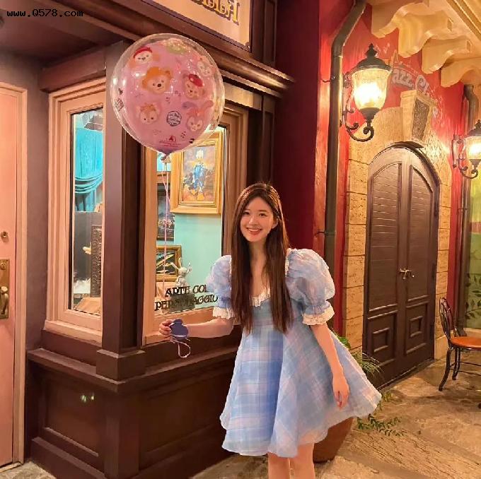 女神赵露思迪士尼游玩 蓝色公主裙手拿气球少女感满满 笑容甜美可爱