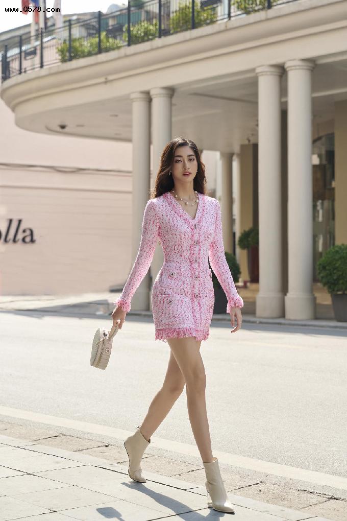 越南时尚女王 Luong Thuy Linh 办公室风格的连衣裙亮相