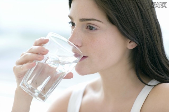 一喝水就有尿的人和喝水多没尿的人哪个更健康？ 看完又涨知识