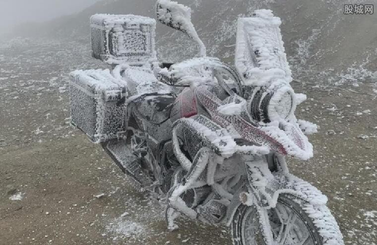 小伙露宿山顶摩托车冻成“冰雕” 堪称一副绝美画作