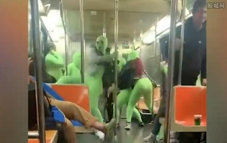 纽约多名绿色连体衣女子地铁上抢劫 拳打脚踢过后抢走随身物品